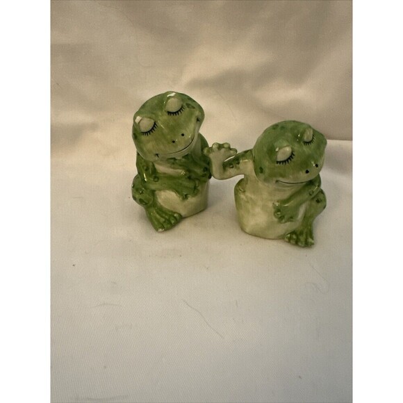 Ganz Pair Of Green Frog Salt Pepper Shakers Holders Eyes Closed Cuddling CUTE - Picture 7 of 7